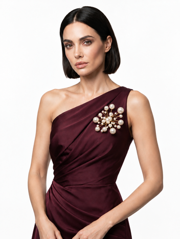 Woman wearing the handmade Astra Pearl Burst Brooch with white pearls and gold-tone detailing by LUMI.